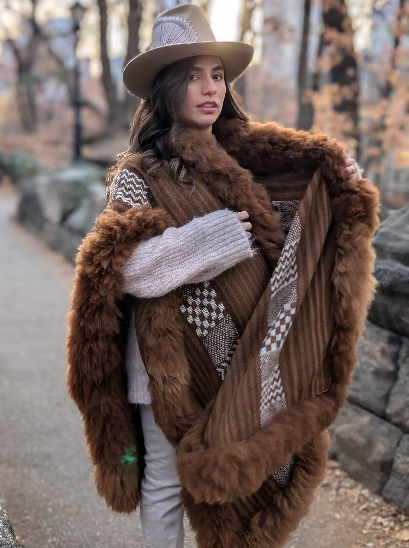 Alpaca Ruana Brown in White Pattern