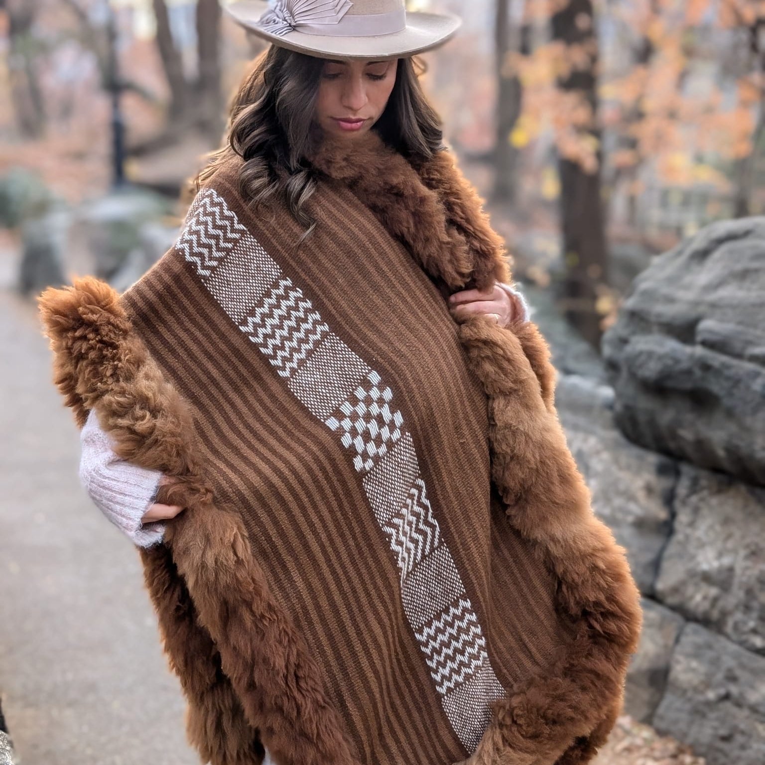 Alpaca Ruana Brown in White Pattern Side