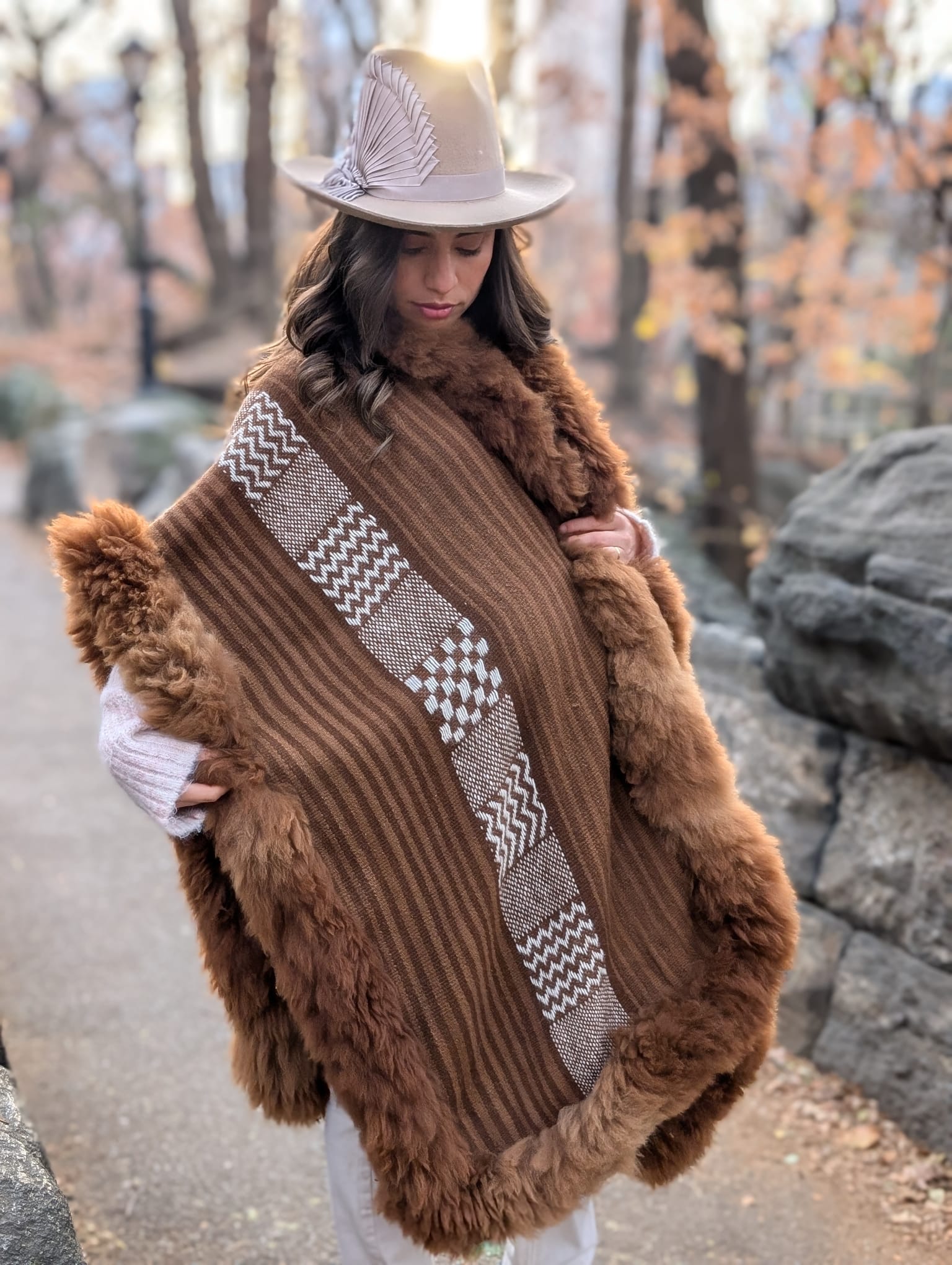 Alpaca Ruana Brown in White Pattern Side